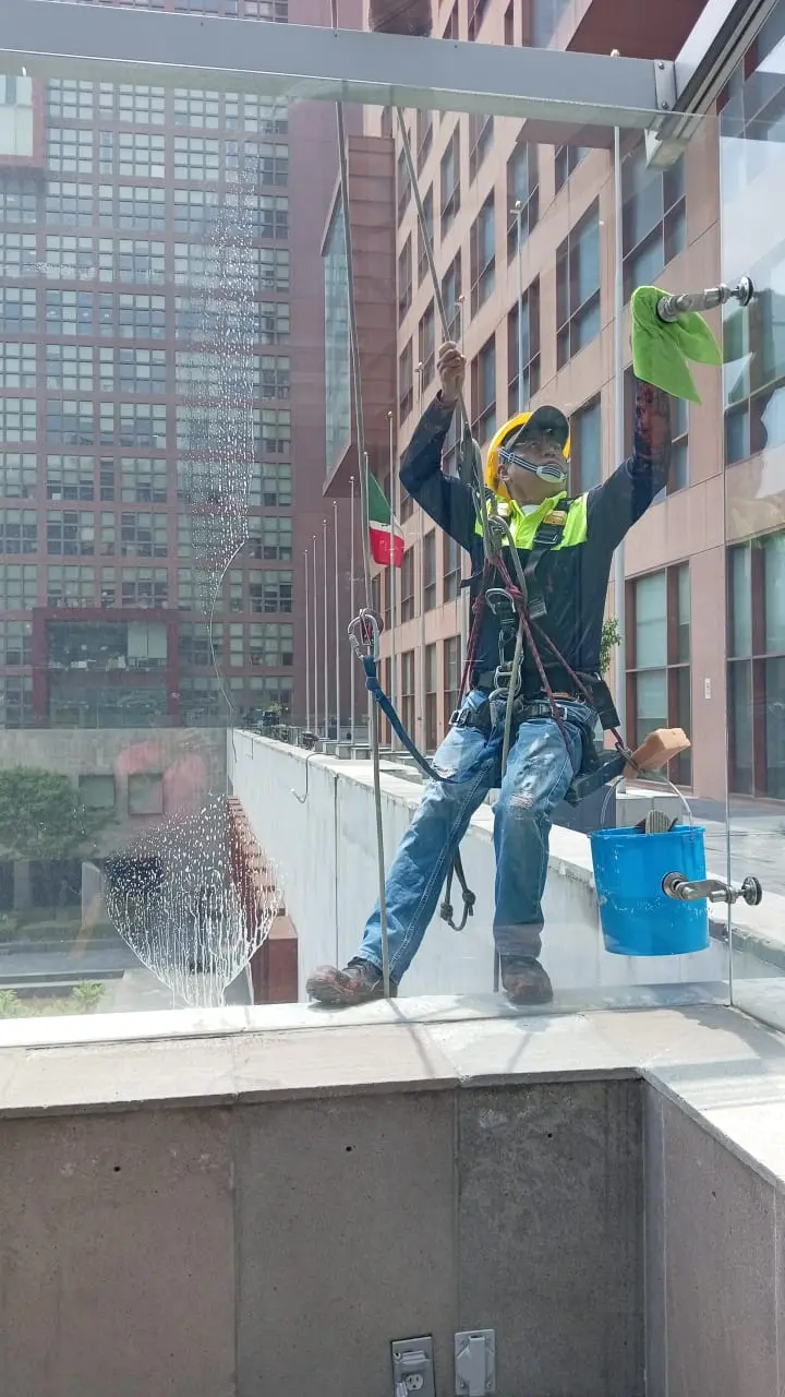 Limpieza profesional de ventanas en edificio corporativo