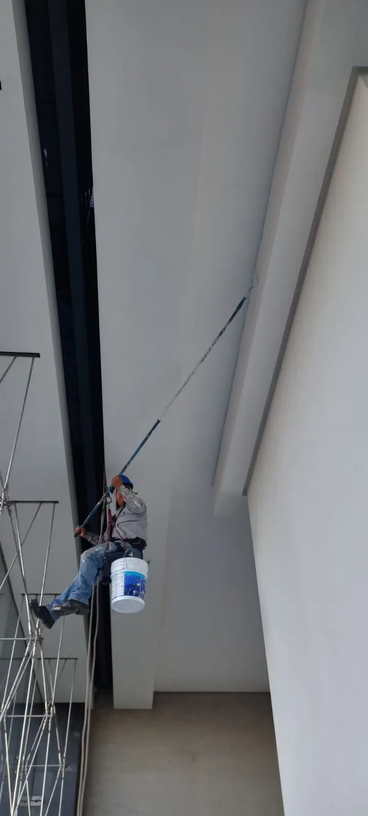 Personal de limpieza realizando mantenimiento en un salón