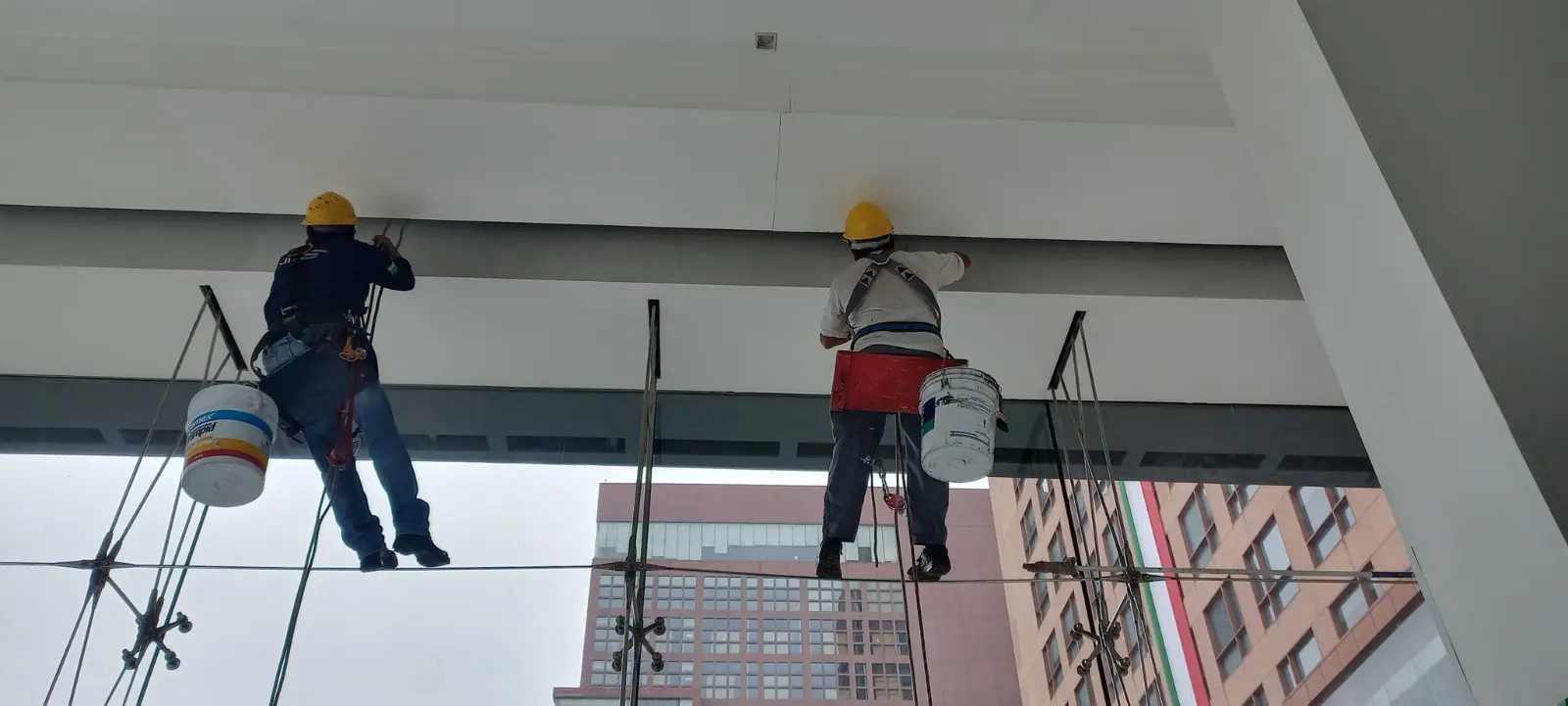 Personal de limpieza realizando mantenimiento en un salón