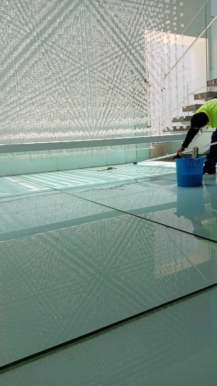 Personal realizando limpieza en un salón para evento