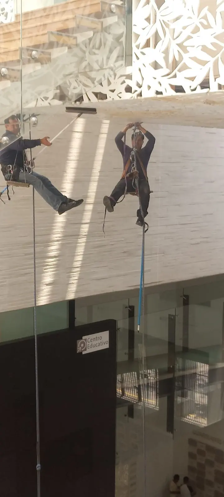 Personal realizando limpieza en un salón para evento