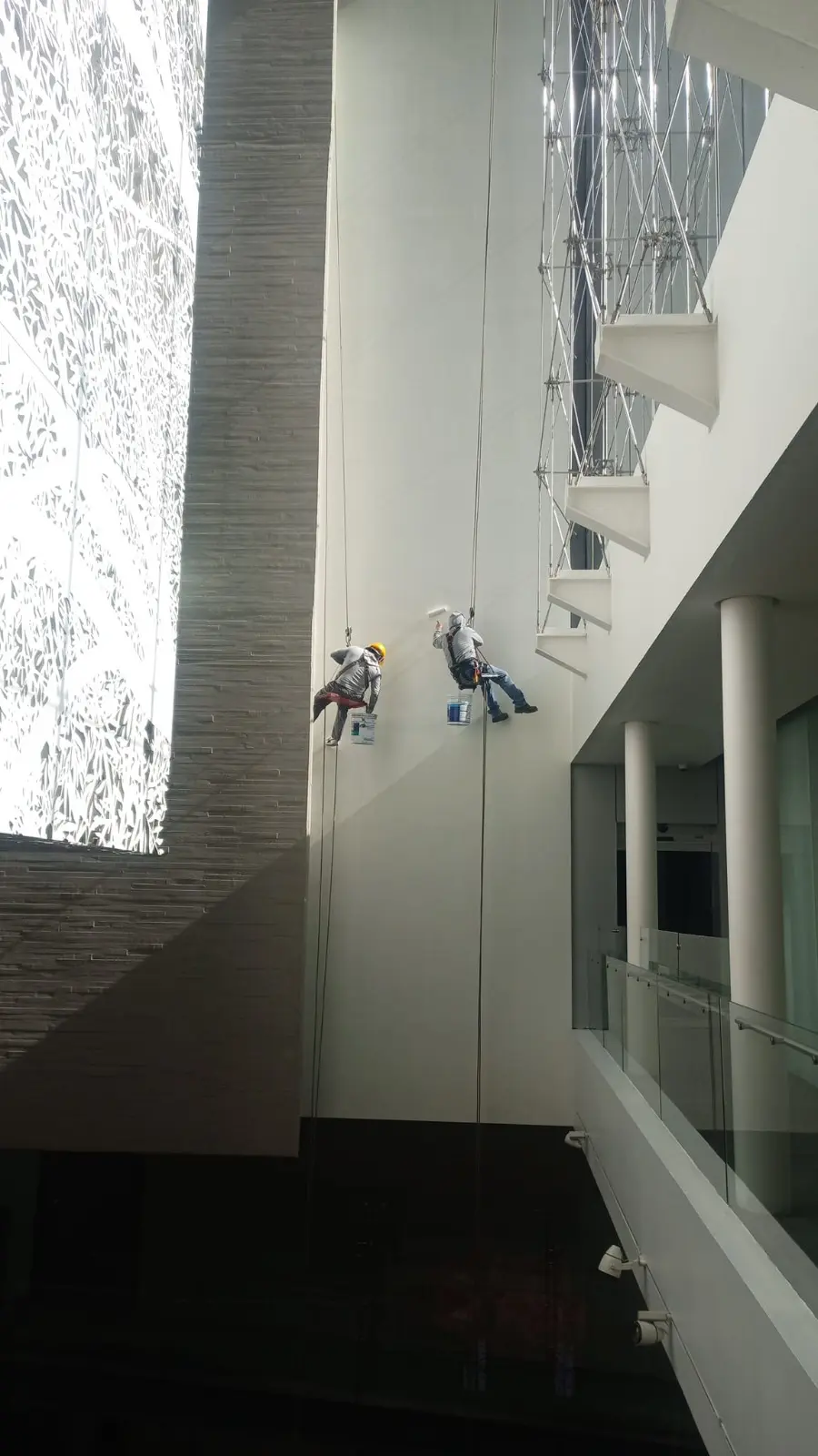 Personal de limpieza realizando mantenimiento en un salón