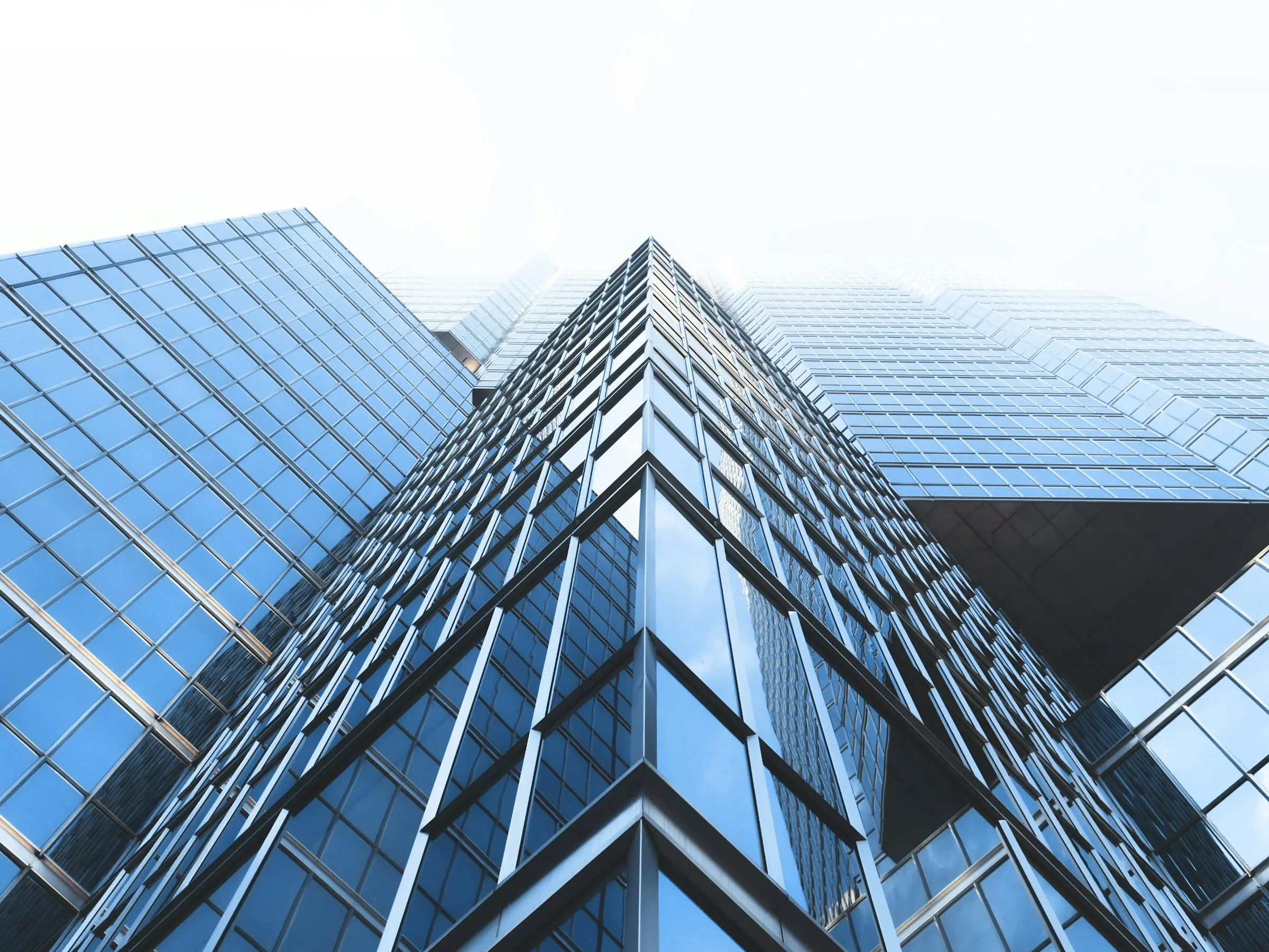 Edificios de oficinas representando los servicios de mantenimiento integral de Mained